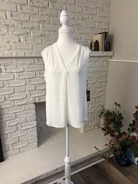 NWT-Vince Camuto Off-White V-Neck Sleeveless Camisole Size Small